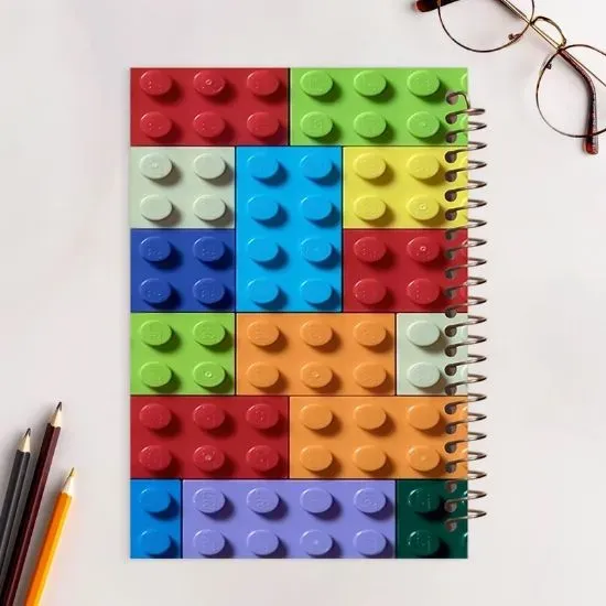 دفتر شطرنجی 50 برگ مشایخ طرح بازی لگو سایز وزیری با جلد طلقی و فنر مارپیچ خانه‌درشت ۱×۱